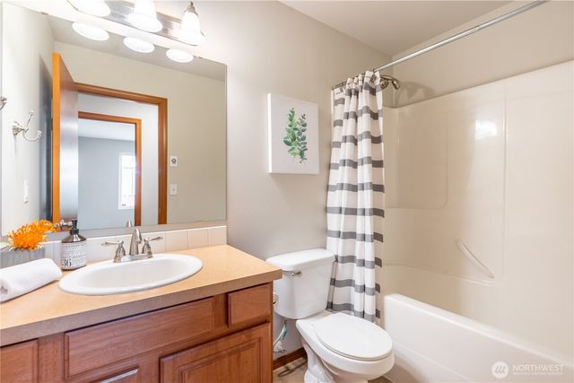 242 Riggs Drive E, Enumclaw, WA 98022