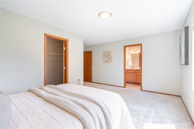 242 Riggs Drive E, Enumclaw, WA 98022