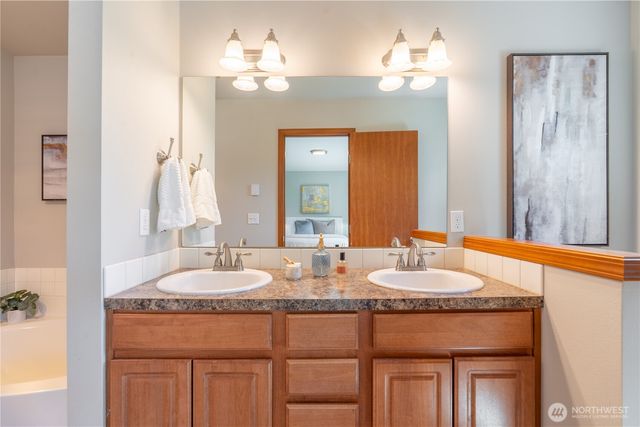 242 Riggs Drive E, Enumclaw, WA 98022