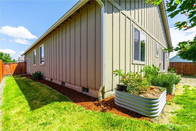 242 Riggs Drive E, Enumclaw, WA 98022