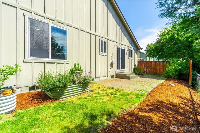242 Riggs Drive E, Enumclaw, WA 98022