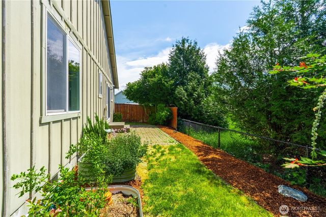 242 Riggs Drive E, Enumclaw, WA 98022