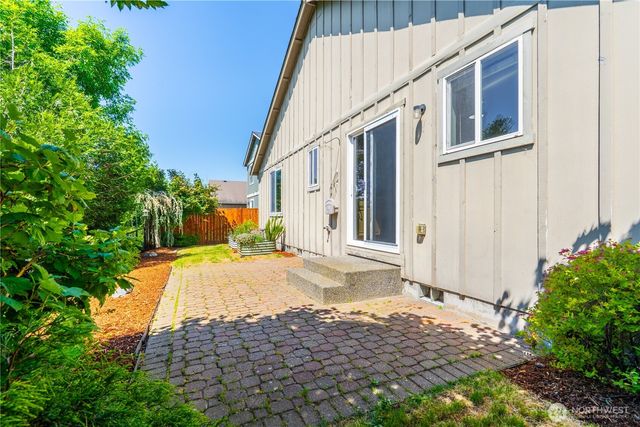 242 Riggs Drive E, Enumclaw, WA 98022