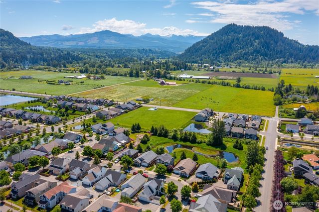 242 Riggs Drive E, Enumclaw, WA 98022
