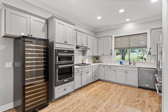 271 Summit DR, Round Mountain, TX 78663