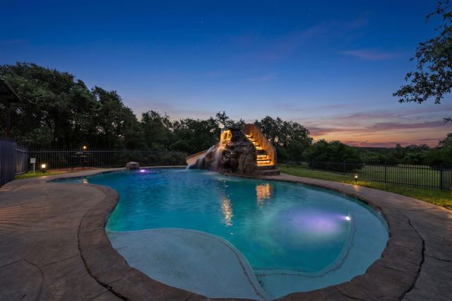 271 Summit DR, Round Mountain, TX 78663