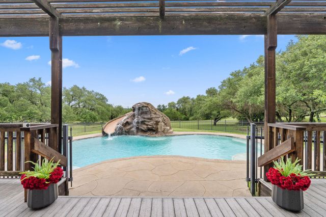 271 Summit DR, Round Mountain, TX 78663