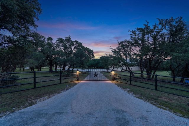 271 Summit DR, Round Mountain, TX 78663