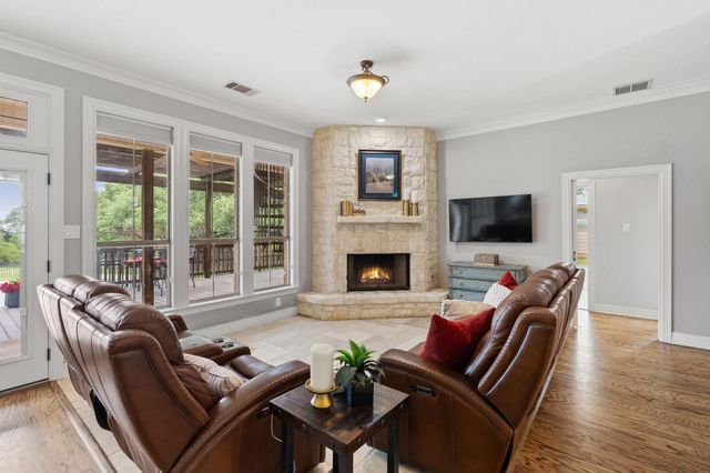 271 Summit DR, Round Mountain, TX 78663