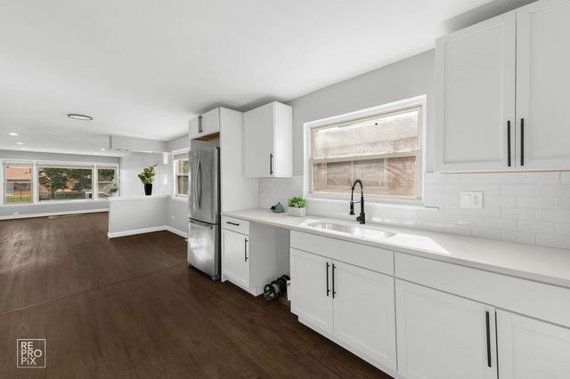 9134 S Marquette Avenue, Chicago, IL 60617