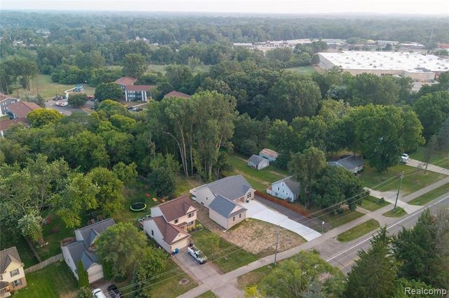 3907 Pontiac Lake Road, Waterford, MI 48328
