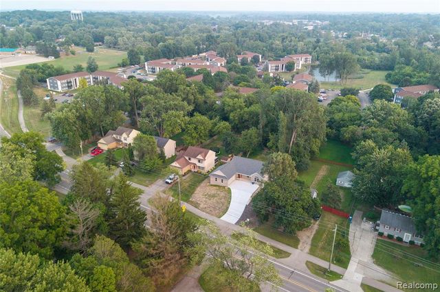 3907 Pontiac Lake Road, Waterford, MI 48328