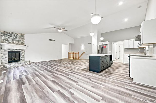 3907 Pontiac Lake Road, Waterford, MI 48328