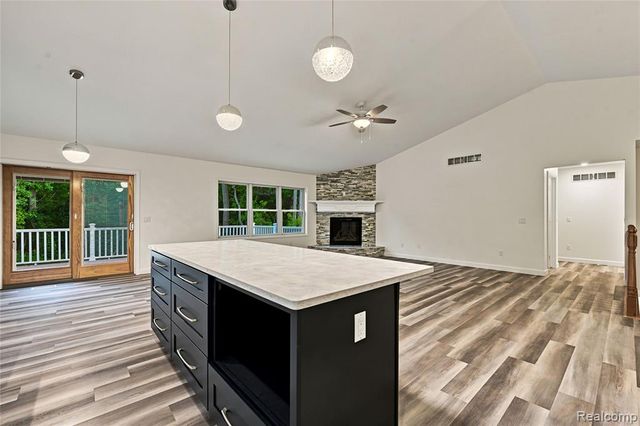 3907 Pontiac Lake Road, Waterford, MI 48328