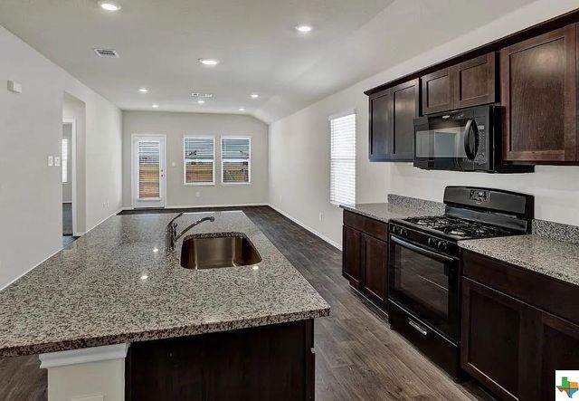 1302 Camden LN, Lockhart, TX 78644