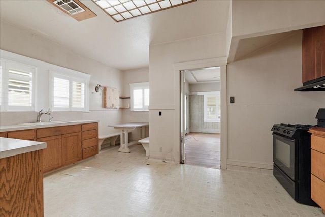 1061 W Willow St, Stockton, CA 95203