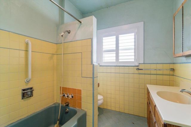 1061 W Willow St, Stockton, CA 95203