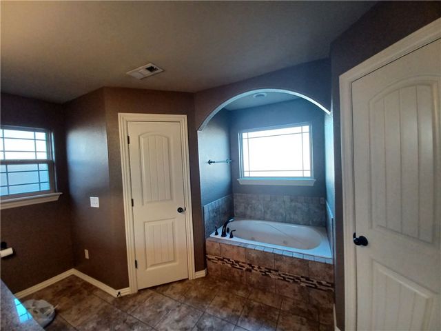 6009 S 37th Street, Rogers, AR 72758