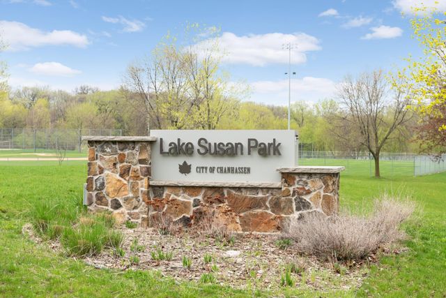 8682 Flamingo Drive, Chanhassen, MN 55317