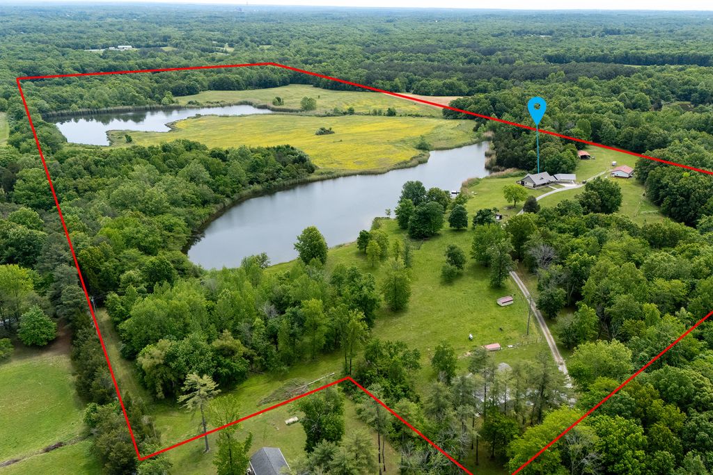 Image 2 of property listing at 3351 N McGeesville Road, Carbondale, IL 62902