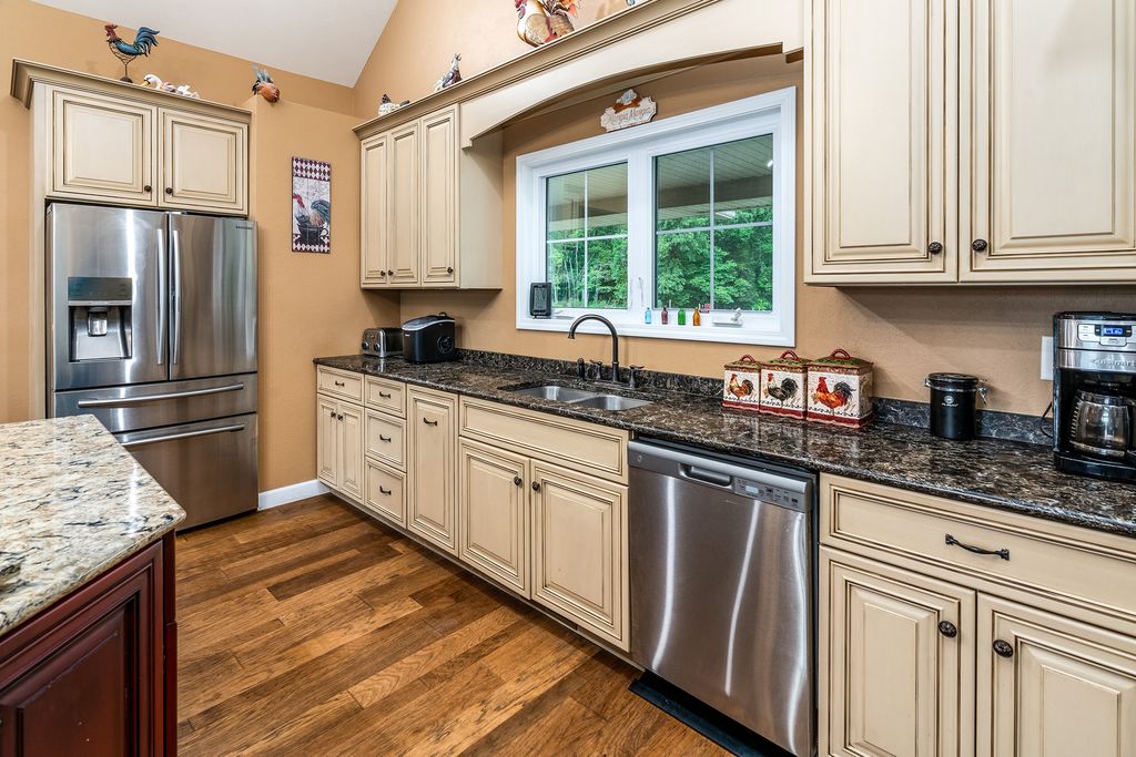 Image 11 of property listing at 3351 N McGeesville Road, Carbondale, IL 62902