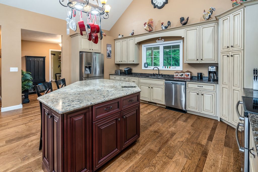 Image 12 of property listing at 3351 N McGeesville Road, Carbondale, IL 62902