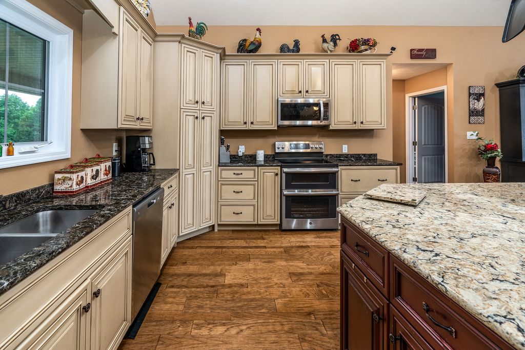 Image 13 of property listing at 3351 N McGeesville Road, Carbondale, IL 62902