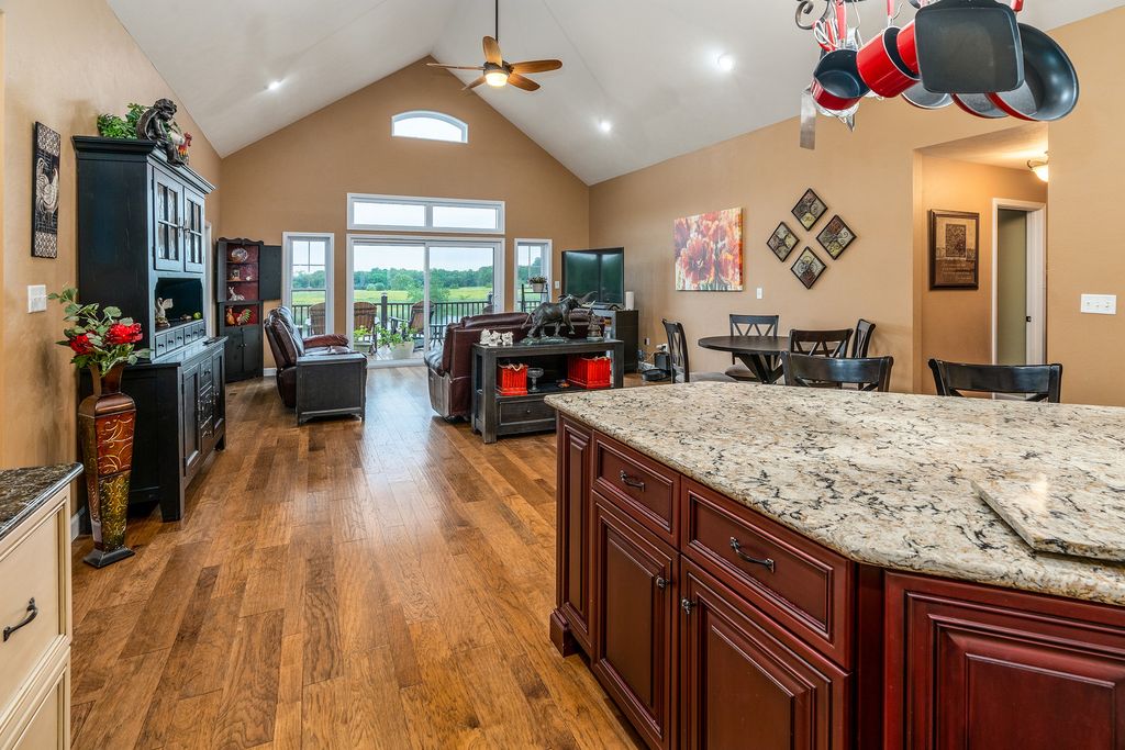Image 14 of property listing at 3351 N McGeesville Road, Carbondale, IL 62902
