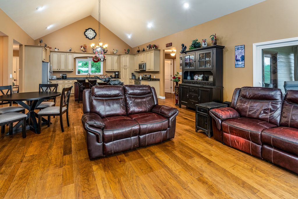 Image 16 of property listing at 3351 N McGeesville Road, Carbondale, IL 62902