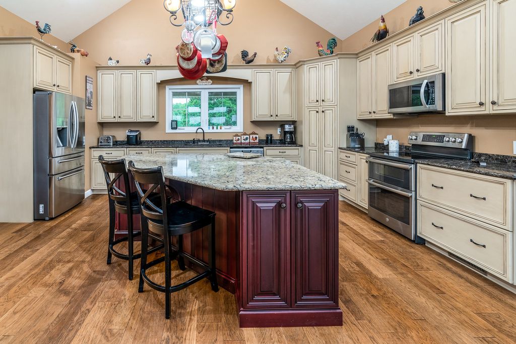 Image 17 of property listing at 3351 N McGeesville Road, Carbondale, IL 62902