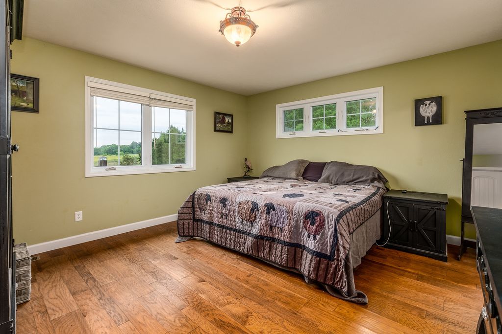Image 19 of property listing at 3351 N McGeesville Road, Carbondale, IL 62902