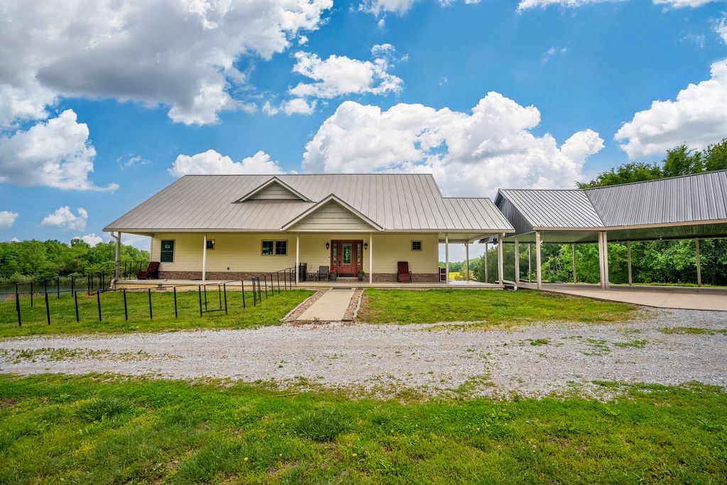 Image 3 of property listing at 3351 N McGeesville Road, Carbondale, IL 62902