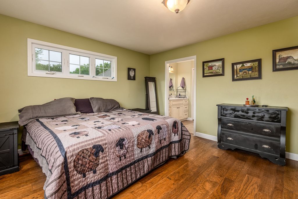 Image 21 of property listing at 3351 N McGeesville Road, Carbondale, IL 62902