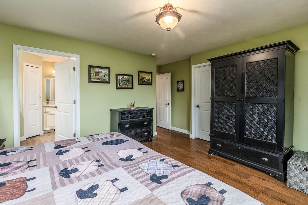 Image 22 of property listing at 3351 N McGeesville Road, Carbondale, IL 62902
