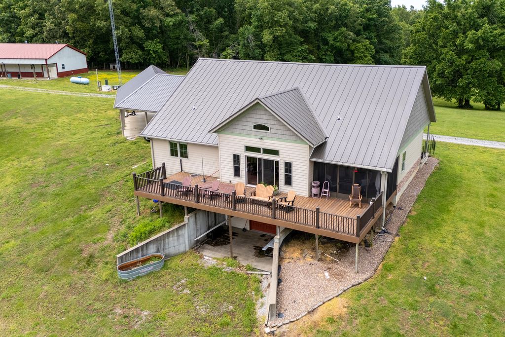 Image 4 of property listing at 3351 N McGeesville Road, Carbondale, IL 62902