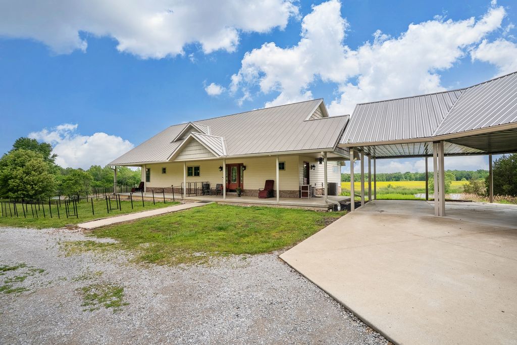 Image 5 of property listing at 3351 N McGeesville Road, Carbondale, IL 62902