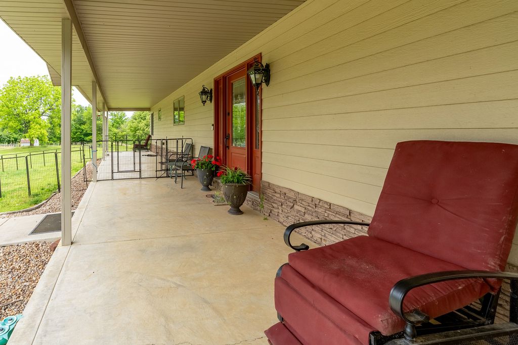 Image 6 of property listing at 3351 N McGeesville Road, Carbondale, IL 62902