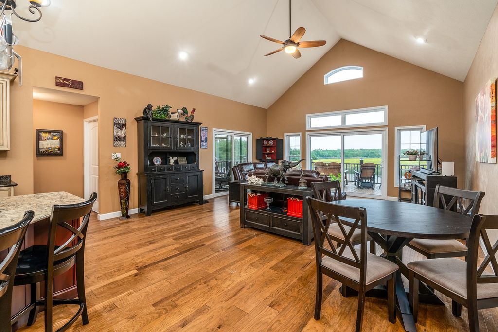 Image 8 of property listing at 3351 N McGeesville Road, Carbondale, IL 62902