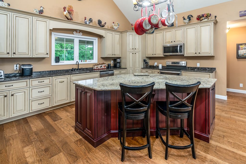 Image 9 of property listing at 3351 N McGeesville Road, Carbondale, IL 62902
