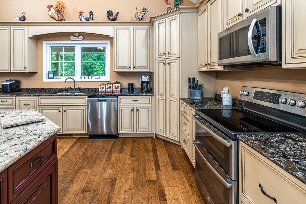 Image 10 of property listing at 3351 N McGeesville Road, Carbondale, IL 62902