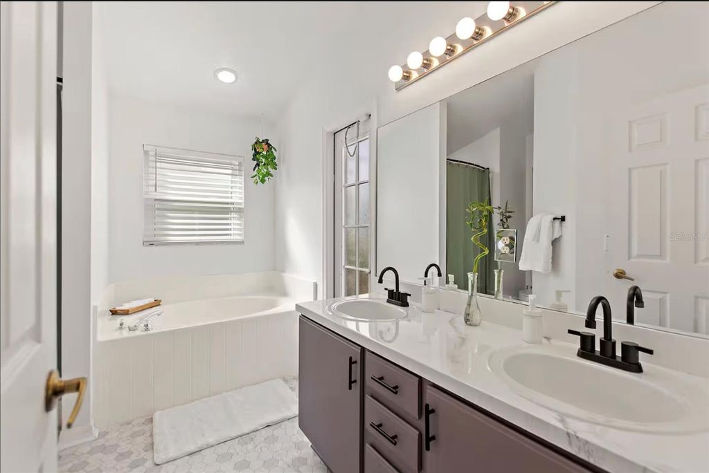 Image 14 of property listing at 431 LOCKBREEZE DRIVE, Davenport, FL 33897