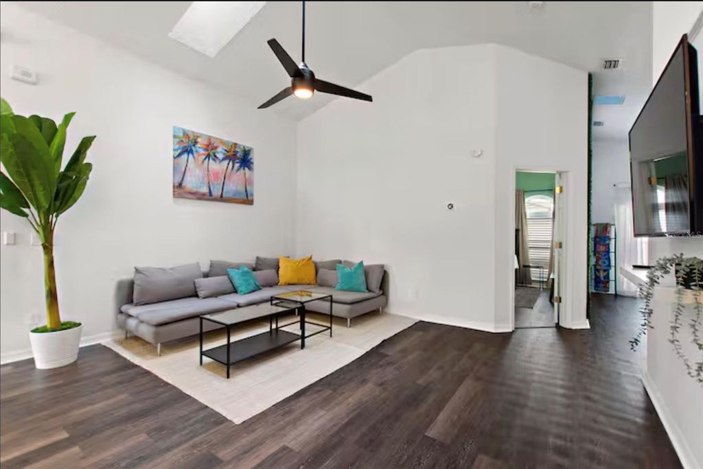 Image 3 of property listing at 431 LOCKBREEZE DRIVE, Davenport, FL 33897