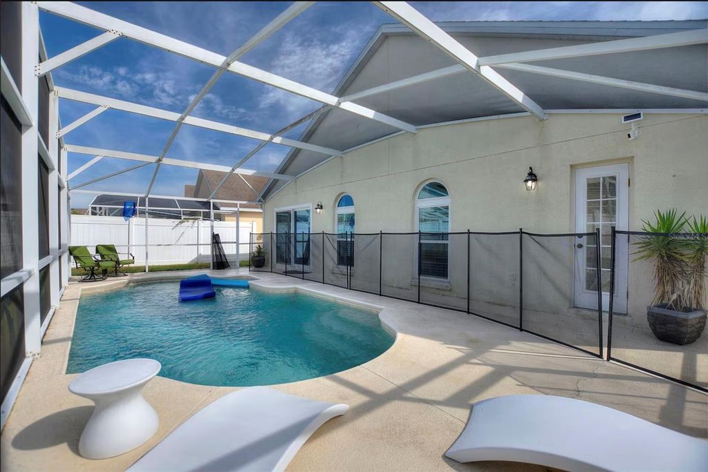 Image 25 of property listing at 431 LOCKBREEZE DRIVE, Davenport, FL 33897