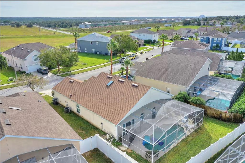 Image 34 of property listing at 431 LOCKBREEZE DRIVE, Davenport, FL 33897