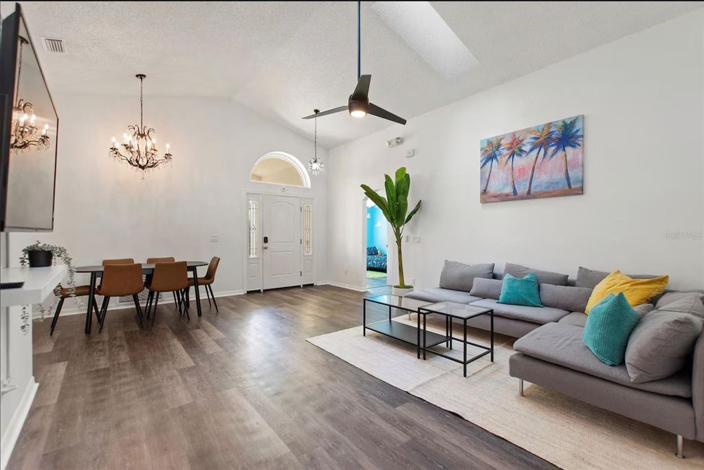 Image 5 of property listing at 431 LOCKBREEZE DRIVE, Davenport, FL 33897