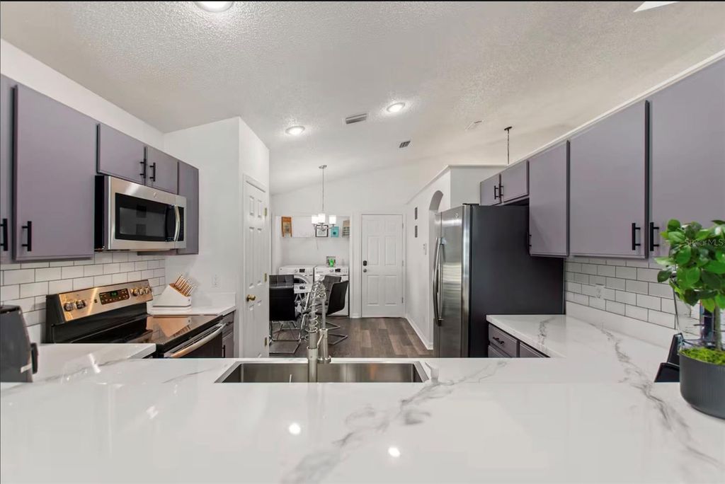 Image 6 of property listing at 431 LOCKBREEZE DRIVE, Davenport, FL 33897