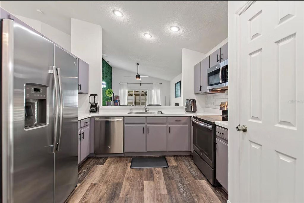 Image 7 of property listing at 431 LOCKBREEZE DRIVE, Davenport, FL 33897