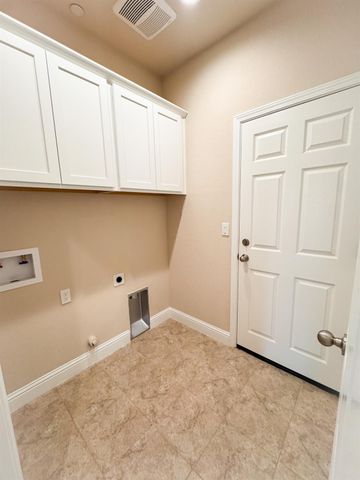 467 W Gibson, Clovis, CA 93612