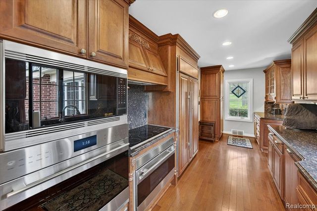 13960 Ridgewood Drive, Plymouth, MI 48170