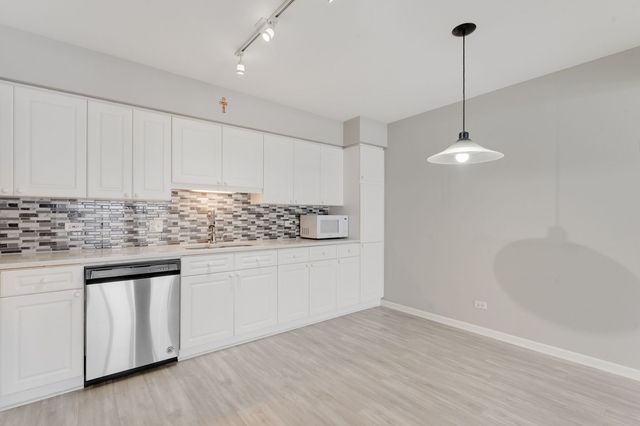 7091 W Touhy Avenue 505, Niles, IL 60714